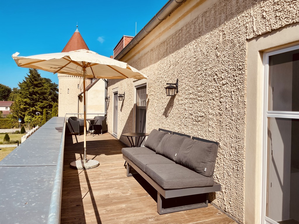 Arkaden-Balkon der Suite mit Blick auf Schloss und Remise